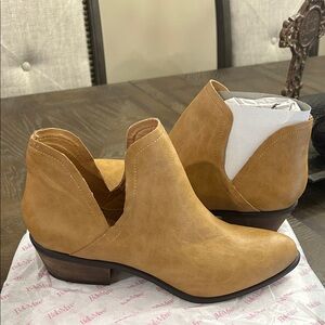 New in box tan Ankle Boots by Bella Marie size 9